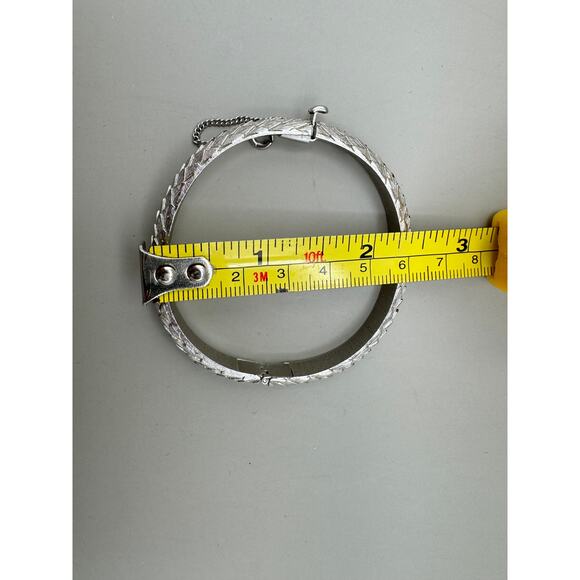 Vintage Crown Trifari Brushed Silver Tone Feathers Hinged Bracelet - Picture 11 of 12